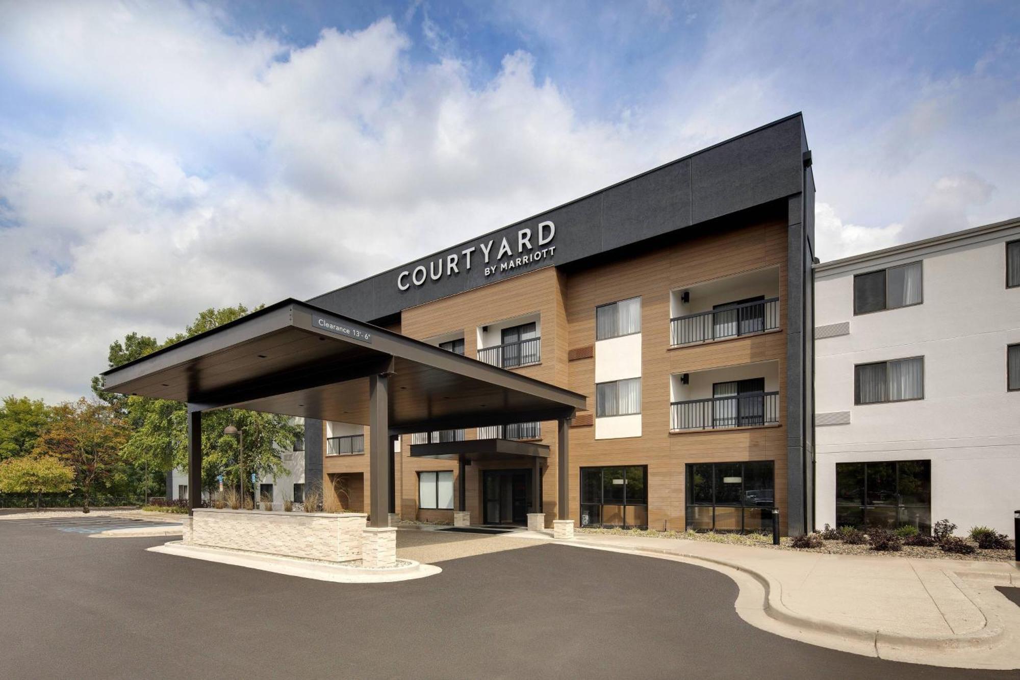 Courtyard Grand Rapids Airport Hotel Exterior photo